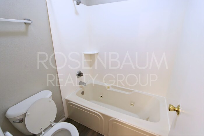 Building Photo - 410 E 9th Ave