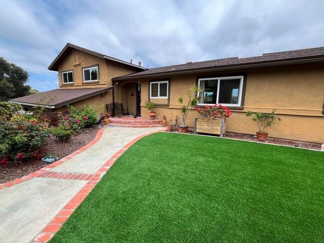 Building Photo - 4Bed/2Bath Just East of El Camino in Carls...