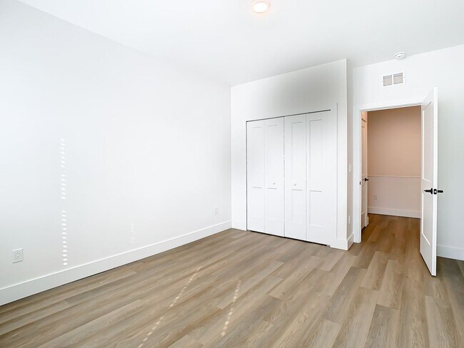 Building Photo - Brand New Constructed Townhouse in South Tampa - Available October 2024