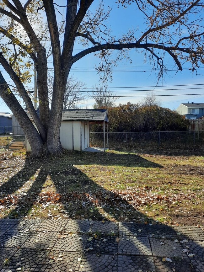 Building Photo - 3 BEDROOM | 2 BATH | HOUSE | SINGLE GARAGE...