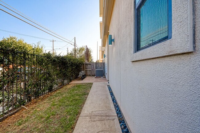 Building Photo - 36 N Hutcheson St