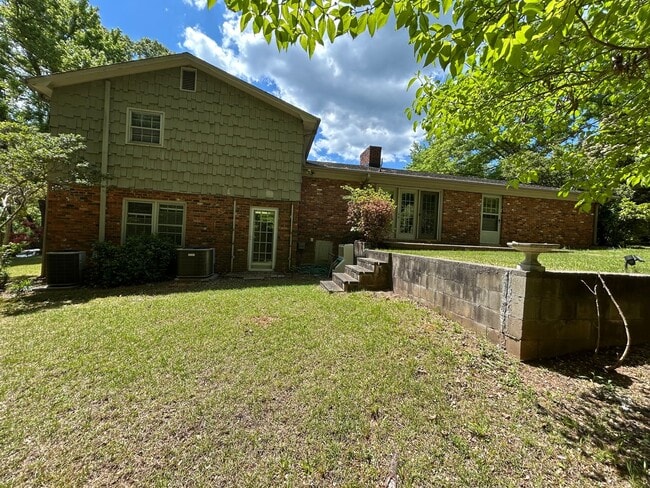 Building Photo - Spacious Multi-Level Brick Home