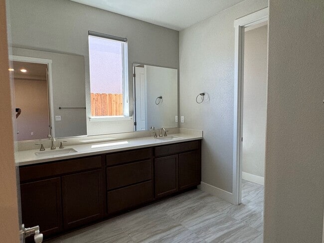 Building Photo - SINGLE STORY | 4 -bedrooms |3 baths | 1877...