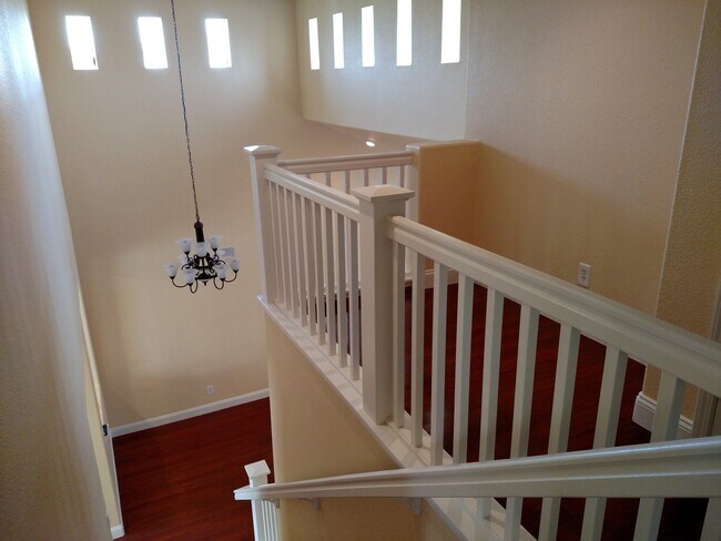 Building Photo - Beautiful Updated 4BD/3BA Two Story Home -...