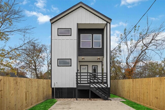 Building Photo - 2207 Des Chaumes St