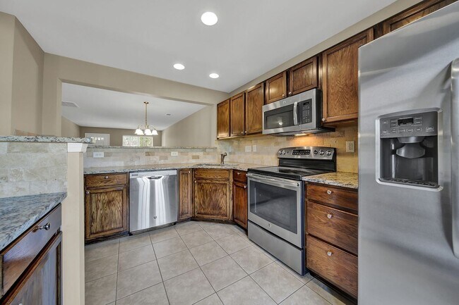 Building Photo - Lovely Two Bedroom Townhome With Bonus and...