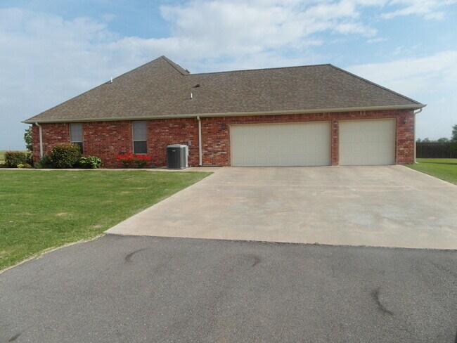Building Photo - Beautiful Country Home in Cache, OK!!! NO ...