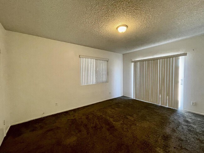 Building Photo - Large yard, 2 bed 1 bath home