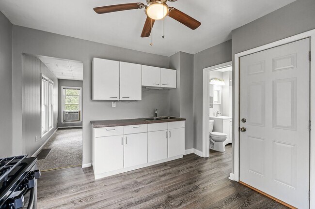 Building Photo - Cute 2BR 1 Bath Apartment Available 8/15
