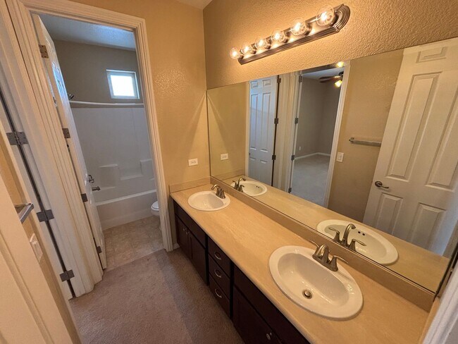 Building Photo - Elegant 3Bed/3Bath Home with Loft in the P...