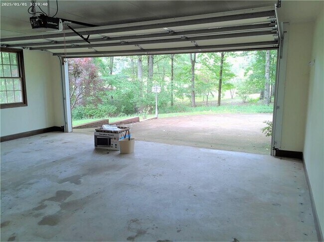 Building Photo - 1431 Chambers Rd