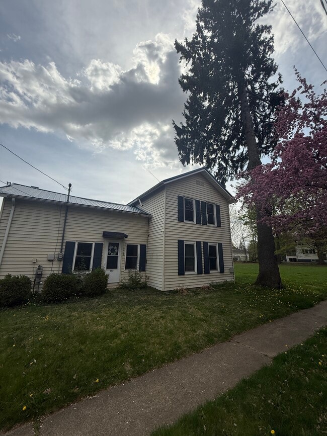 Building Photo - 901 S Kalamazoo Ave