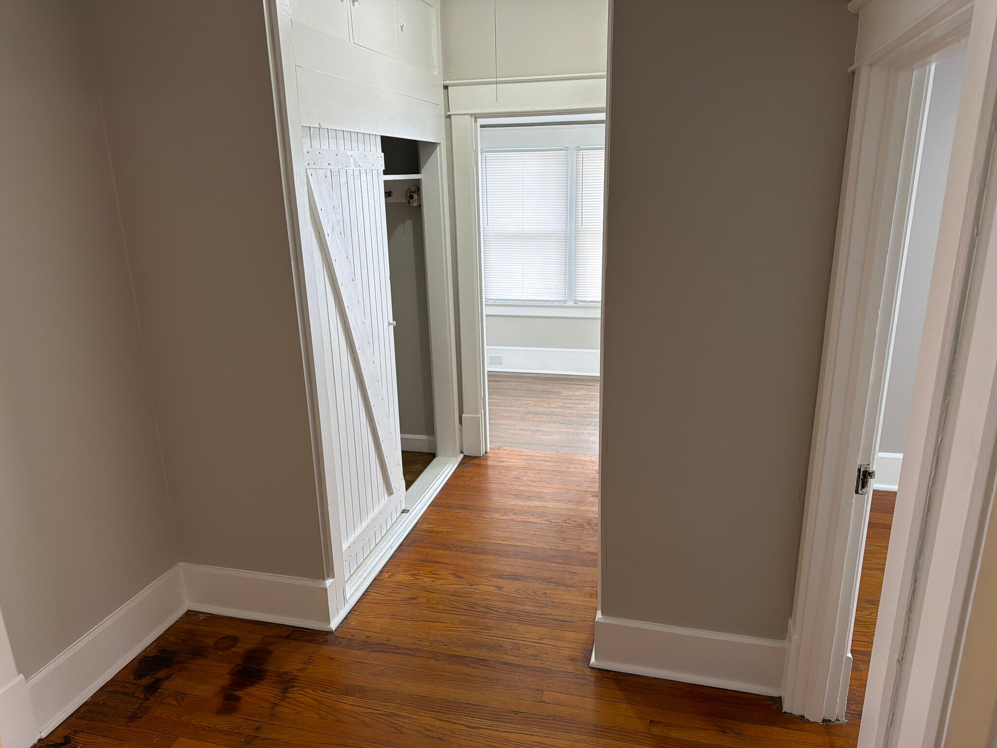 Building Photo - 422 W Main St