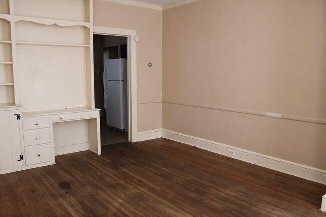 Building Photo - Spacious 2-Bedroom First Floor Apartment