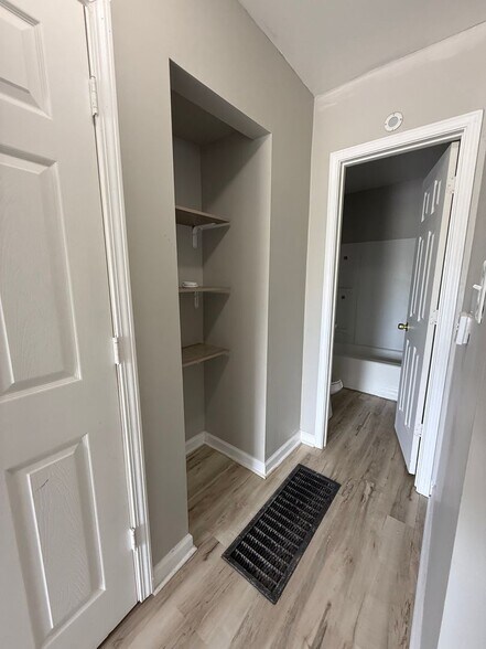 Building Photo - 1521 N Kealing Ave