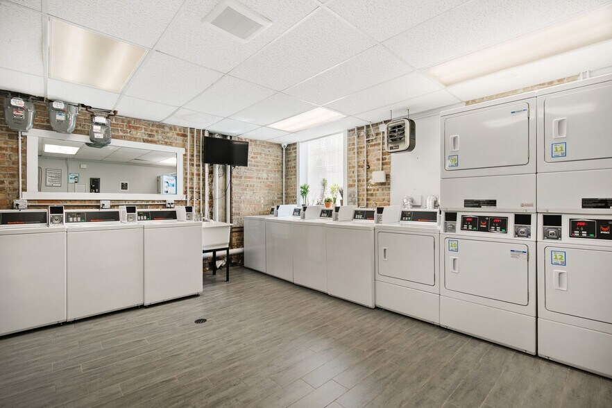 Building Photo - 6105 N Winthrop Ave