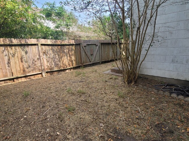 Building Photo - Large 2/1 Garage Apartment