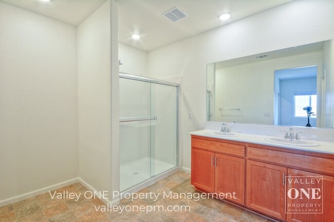 Building Photo - 933 Tipton Ln
