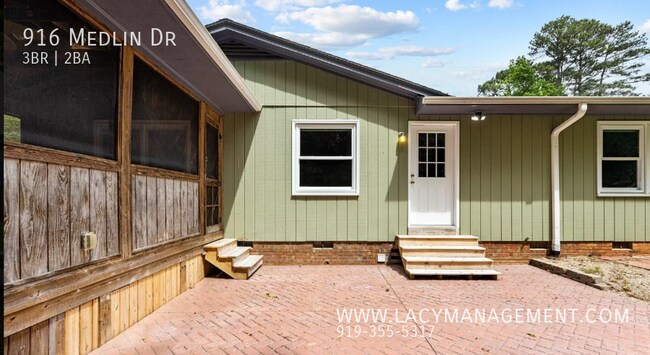 Building Photo - 916 Medlin Dr