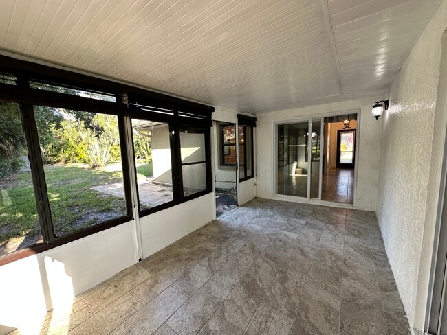 Building Photo - 4266 Island Cir