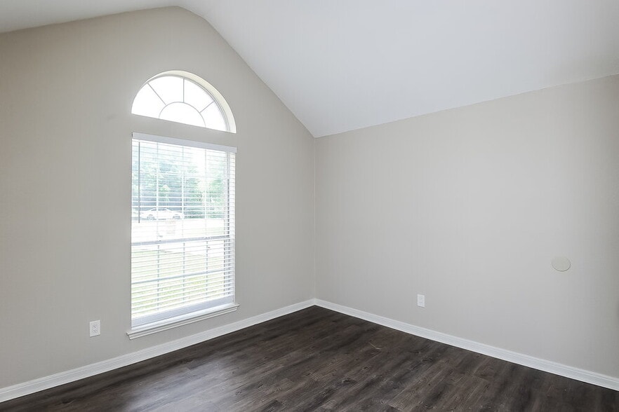 Building Photo - 611 Inglewood Ct
