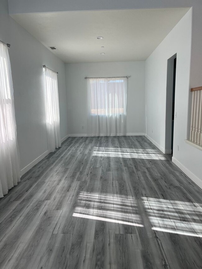 Building Photo - 4 bedroom 3bth Oak Hills area! Close to the 15 Freeway!