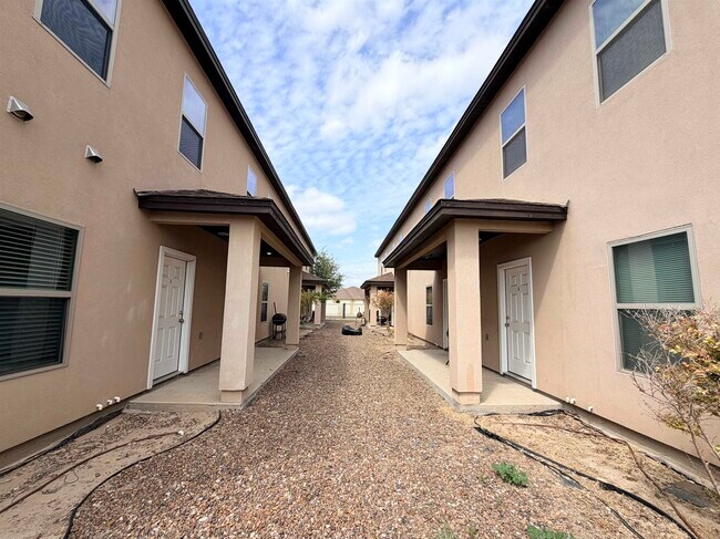 Building Photo - 5601 Cuenca Dr