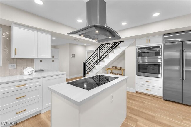 Building Photo - 2868 Vista Del Sol Ave