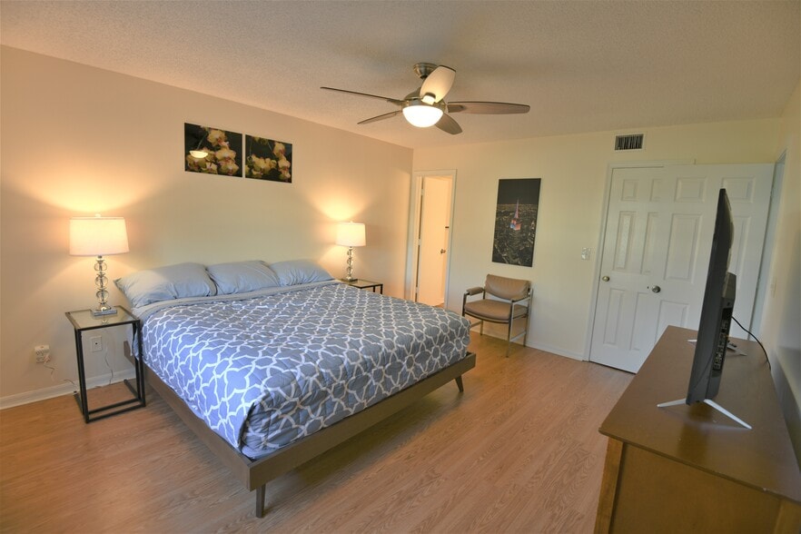 Large updated master suite. - 1201 SE Parkview Pl
