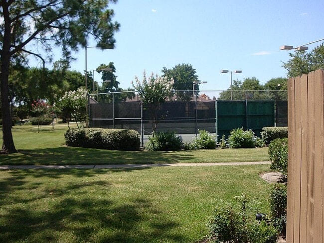 Building Photo - 10555 Turtlewood Ct