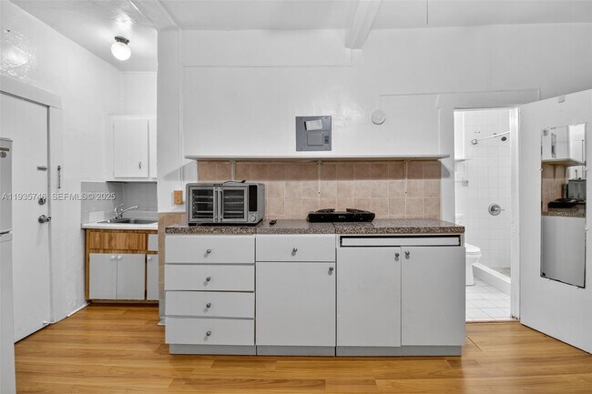 Building Photo - 3409 S Le Jeune Rd