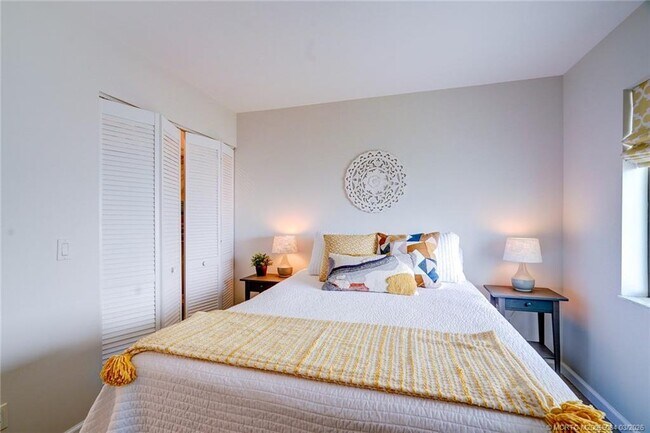 Building Photo - 5553 NE Gulfstream Way