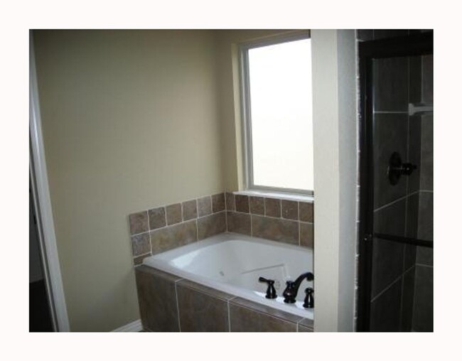 Building Photo - 3 Bedroom, 2 Bathroom - **ASK ABOUT OUR CA...