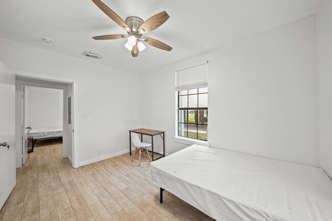 Building Photo - 701 28th St