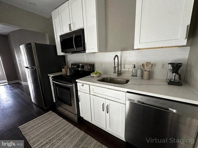 Building Photo - 6142 Larchwood Ave