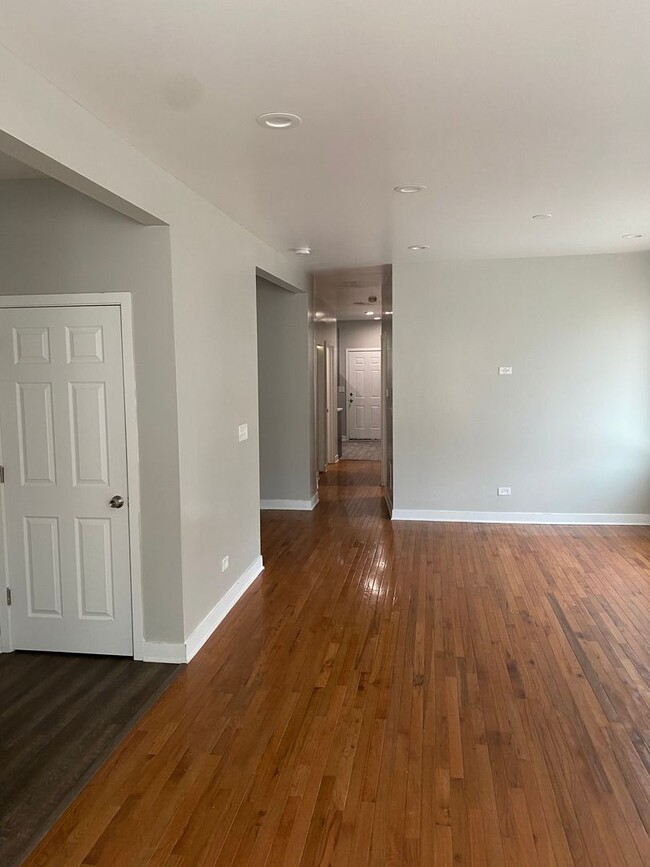 Building Photo - Spacious south side 5 bedroom beauty