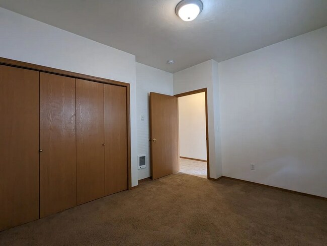 Building Photo - IveJ02