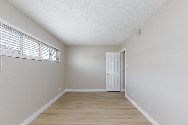 Building Photo - Spacious 4 bedroom, 2 bathroom home located in North Las Vegas