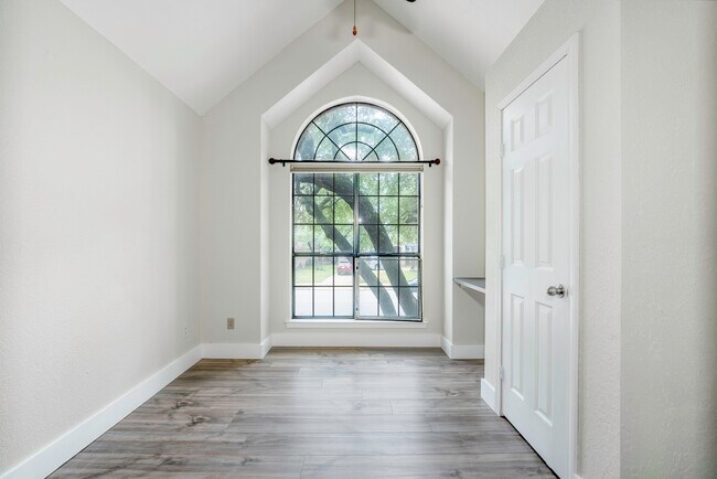 Building Photo - 903 Oaklands Dr