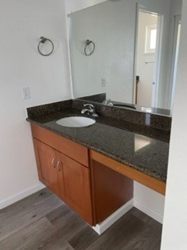 Building Photo - -Spacious 4 Bed 2.5 Bath, House, with Hew Hardwood Floors throughout -