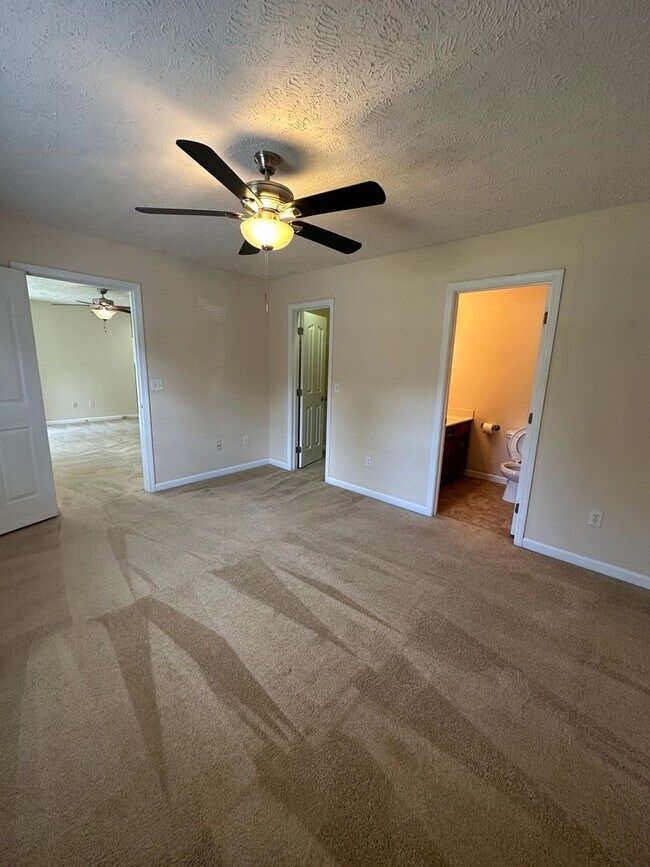 Building Photo - 3 Bedroom, 2 Bath Home Located in Manchester