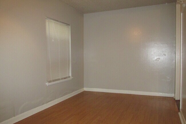 Building Photo - 2/1 with bonus room in Cherrywood Available August!