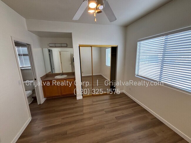 Building Photo - 1415 E Lester St