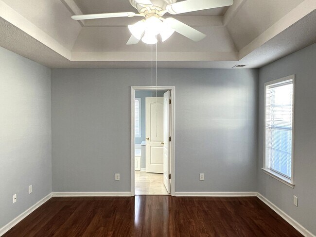 Building Photo - Absolutely Adorable Home Near Lake Joy Elementary