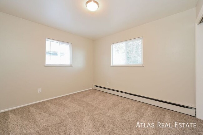 Building Photo - 2 bedroom 1 bath near light rail! Off Stre...