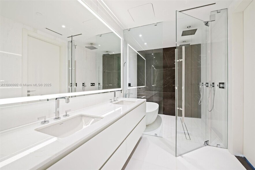 Building Photo - 300 Biscayne Boulevard Way