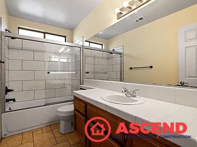 Building Photo - Lovely Home In Southwest Bakersfield!