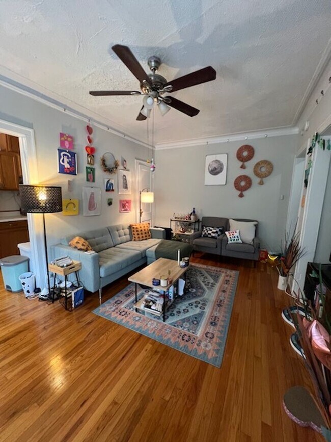 Building Photo - Large, Evanston 1BR! Heat Included - Elmwo...