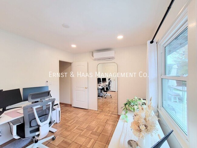 Building Photo - 2054 Pattiz Ave