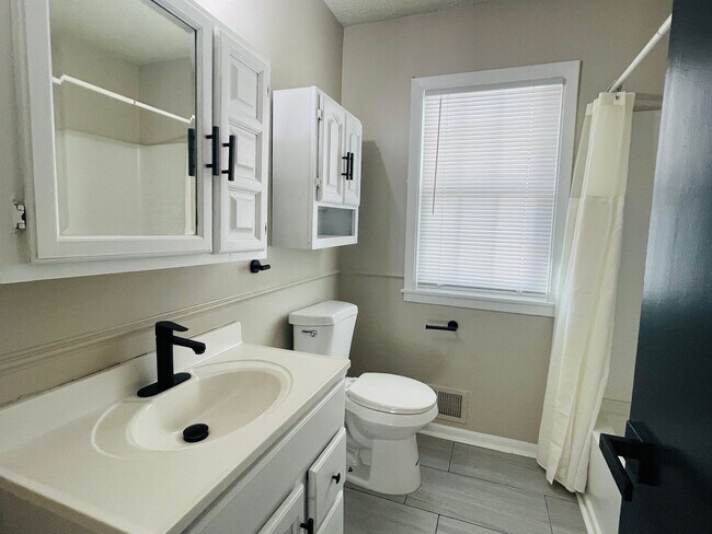 Building Photo - Stunning 3 Bedroom House with Deposit Alte...